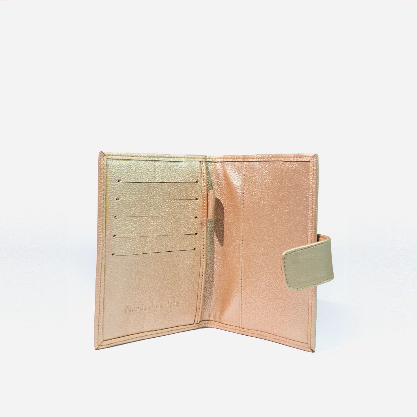 LE FLEUR PORTA PASAPORTE DORADO - CCS