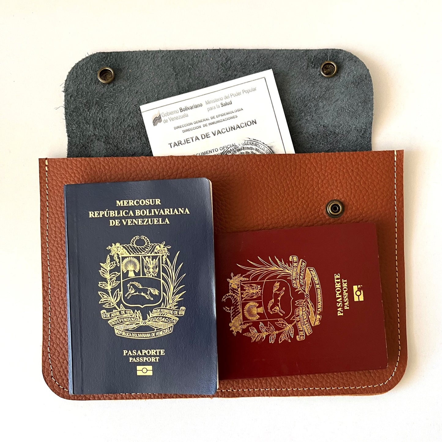 PORTA PASAPORTES LE FLEUR CARAMELO