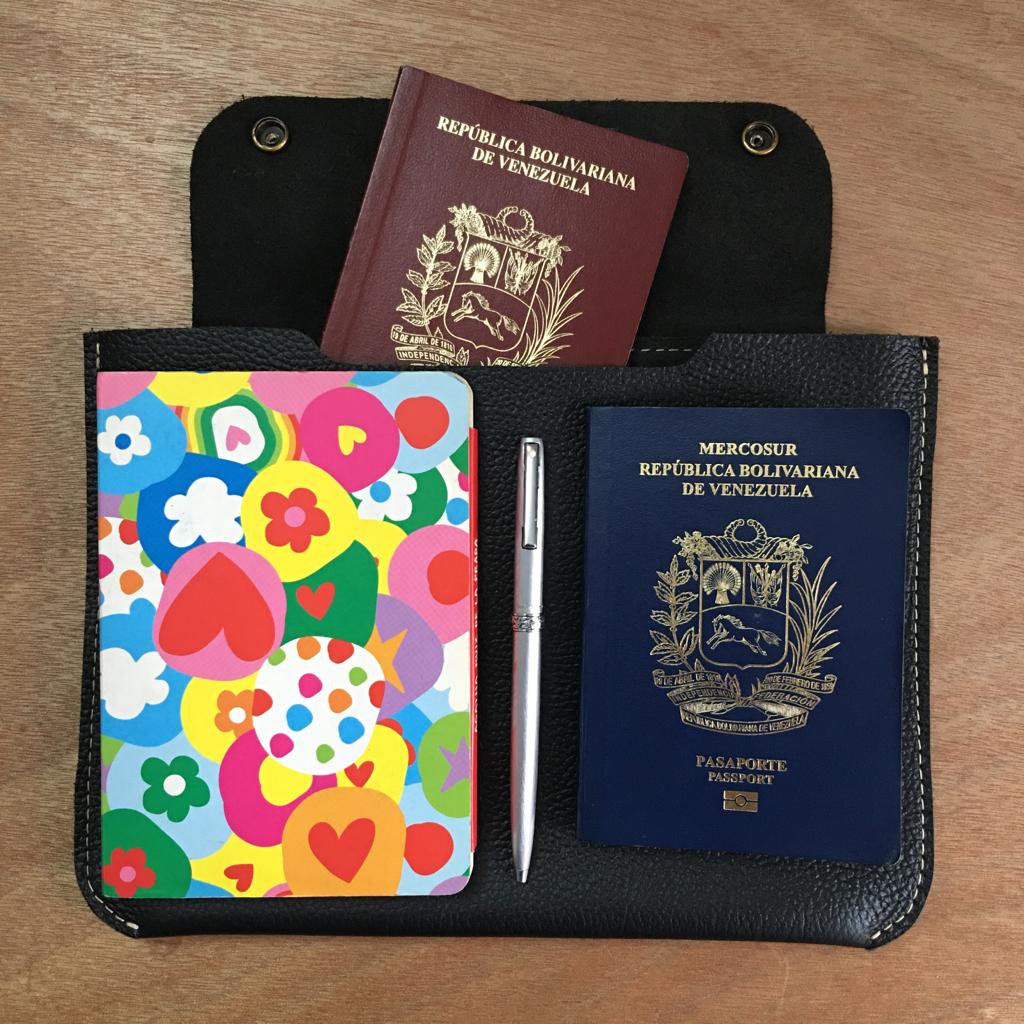 PORTA PASAPORTES LE FLEUR VINOTINTO